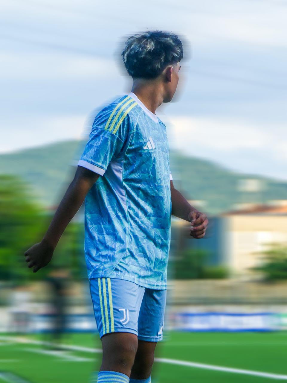 Side view of Eric in Juventus kit