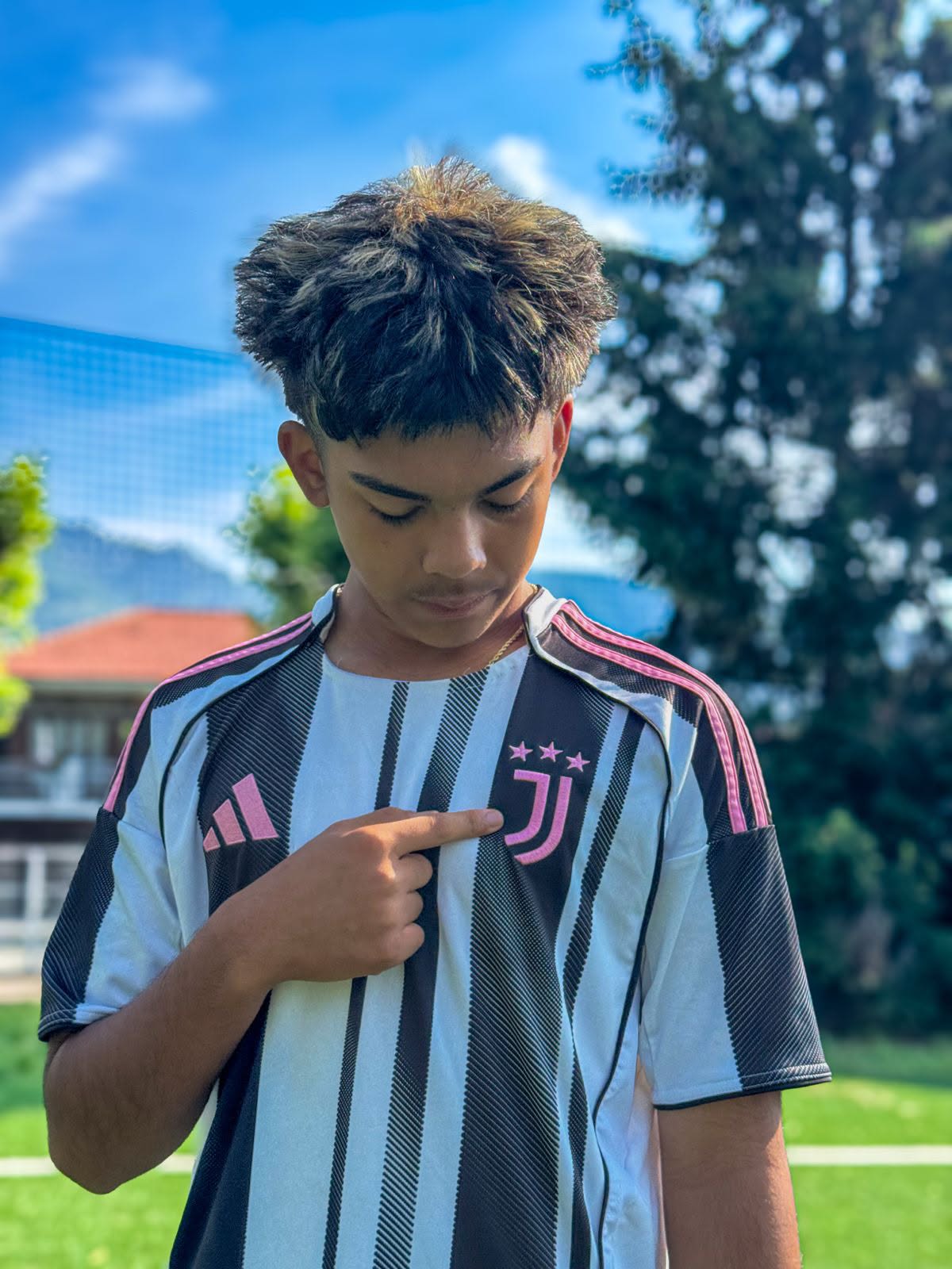 Eric pointing to the Juventus badge