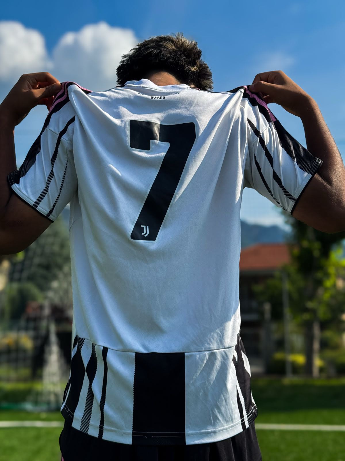 Close-up of Eric holding up the Juventus #7 shirt