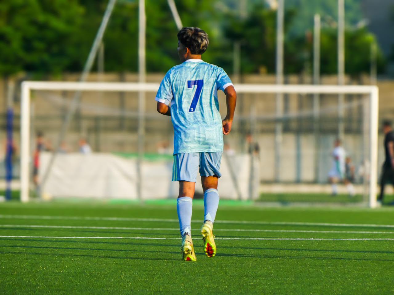 Eric running in Juventus #7 jersey