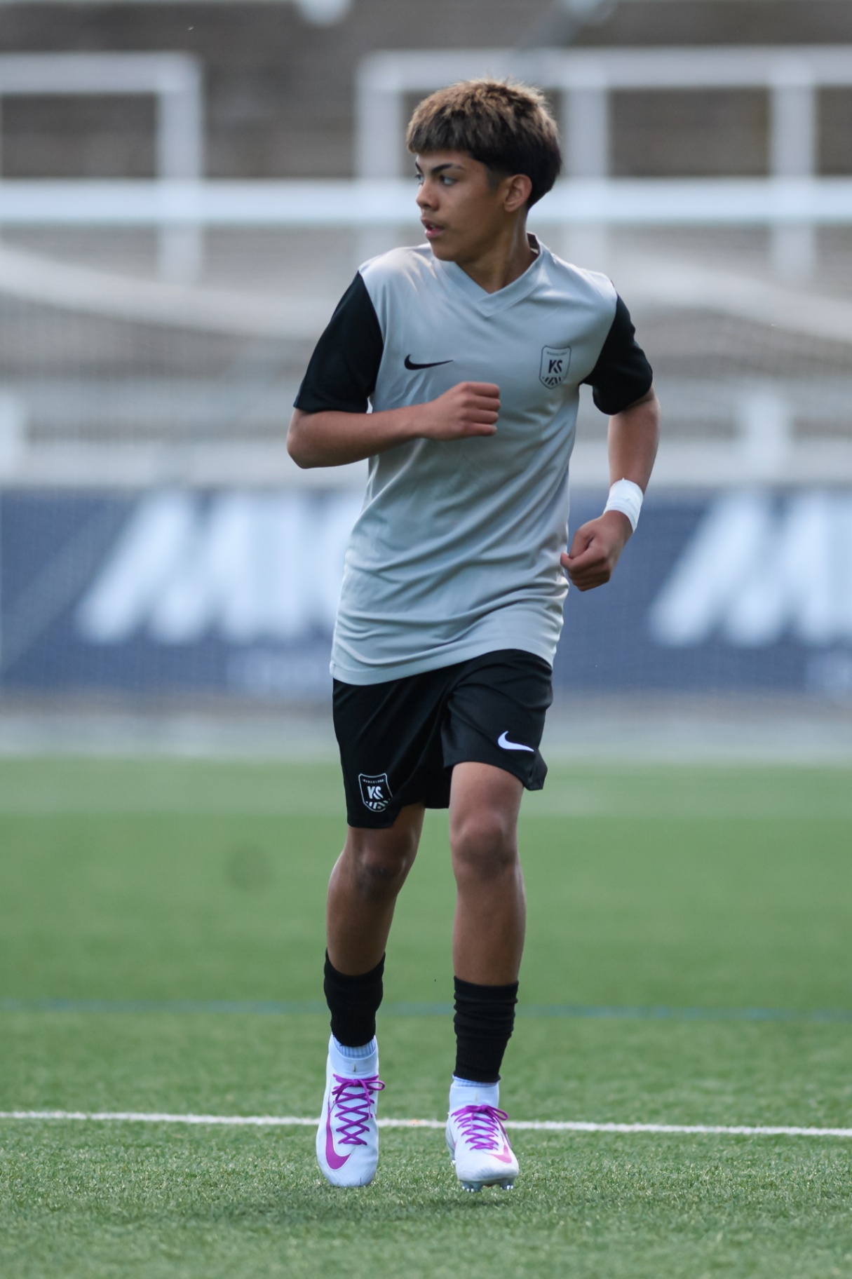 Eric jogging during a Kaptiva match